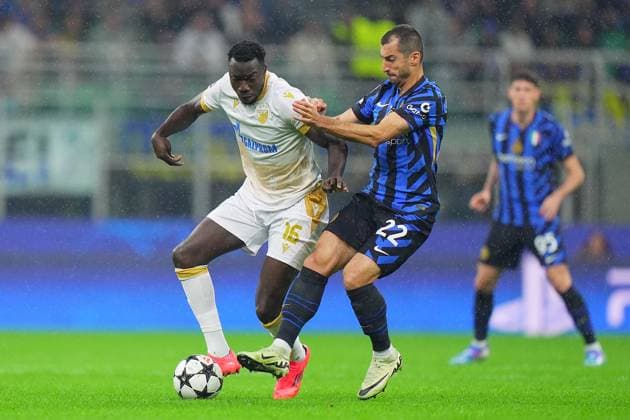 Inter Milan s Henrikh Mkhitaryan fight for the ball with Red Star s Silas during the Uefa Champions League soccer match between Inter and Fc Crvena at the San Siro Stadium in Milan, north Italy -Tuesday , October 1th , 2024. - Soccer .  Copyright: xSpada LaPressex