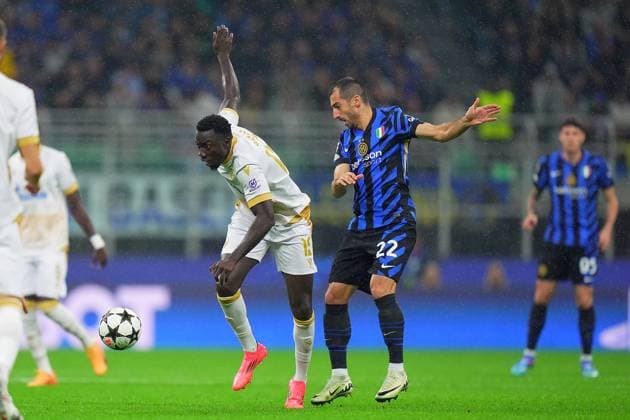 Inter Milan s Henrikh Mkhitaryan fight for the ball with Red Star s Silas during the Uefa Champions League soccer match between Inter and Fc Crvena at the San Siro Stadium in Milan, north Italy -Tuesday , October 1th , 2024. - Soccer .  Copyright: xSpada LaPressex