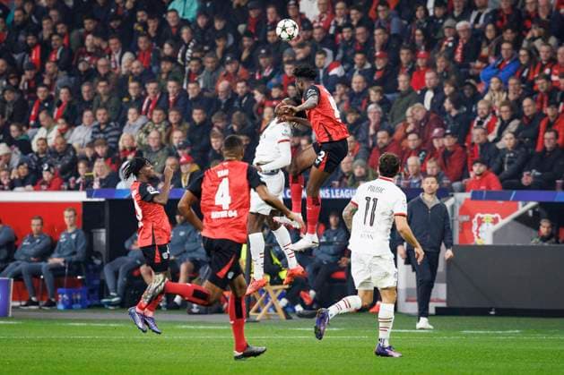 UEFA Champions League, Bayer 04 Leverkusen - AC Mailand; 01.10.2024 Edmond Tapsoba (Bayer 04 Leverkusen, 12) und Rafael Leao (AC Mailand, 10) beim Kopfballduell; UEFA Champions League, Bayer 04 Leverkusen - AC Mailand, Spieltag 2 am 01.10.2024 in der BayArena in Leverkusen. Copyright: xBEAUTIFULxSPORTS AxelxKohringx