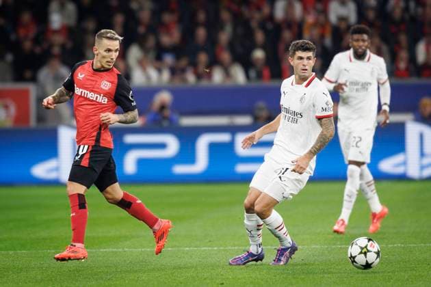 UEFA Champions League, Bayer 04 Leverkusen - AC Mailand; 01.10.2024 Alejandro Grimaldo (Bayer 04 Leverkusen, 20), Christian Pulisic (AC Mailand, 11); UEFA Champions League, Bayer 04 Leverkusen - AC Mailand, Spieltag 2 am 01.10.2024 in der BayArena in Leverkusen. Copyright: xBEAUTIFULxSPORTS AxelxKohringx