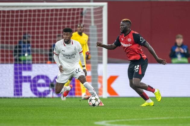 01.10.2024, Fussball: UEFA Champions League, Saison 2024 2025, Spieltag 2, Bayer 04 Leverkusen - AC Mailand in der BayArena in Leverkusen. Zweikampf zwischen Emerson (AC Mailand, 22) und Victor Boniface (Bayer 04 Leverkusen, 22). Foto: Kirchner-Media TH Copyright: xKirchner-Media THx