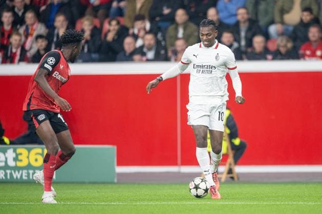 01.10.2024, Fussball: UEFA Champions League, Saison 2024 2025, Spieltag 2, Bayer 04 Leverkusen - AC Mailand in der BayArena in Leverkusen. Zweikampf zwischen Edmond Tapsoba (Bayer 04 Leverkusen, 12) und Rafael Leao (AC Mailand, 10). Foto: Kirchner-Media TH Copyright: xKirchner-Media THx