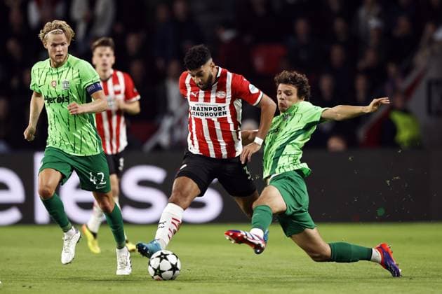 EINDHOVEN - (l-r) Morten Hjulmand of Sporting CP, Ismael Saibari of PSV Eindhoven, Eduardo Quaresma of Sporting CP during the UEFA Champions league match between PSV Eindhoven and Sporting CP at Phillips stadium on Oct. 1, 2024 in Eindhoven, Netherlands. ANP MAURICE VAN STEEN UEFA Champions League 2024 25 League Phase MD2 2024 25 xVIxANPxSportx xxANPxIVx 509871615 originalFilename: 509871615.jpg