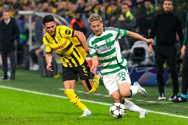 Yan Couto (Borussia Dortmund, 02) im Zweikampf mit Daizen Maeda (Celtic Glasgow, 38), GER, Borussia Dortmund vs. Celtic Glasgow, Fussball, Champions League, 2. Spieltag, Spielzeit 2024 2025, 01.10.2024. GER, Borussia Dortmund vs. Celtic Glasgow, Fussball, Champions League, 2. Spieltag, Spielzeit 2024 2025, 01.10.2024. Dortmund Copyright: xEibner-Pressefoto FlorianxWieganx EP_FWD
