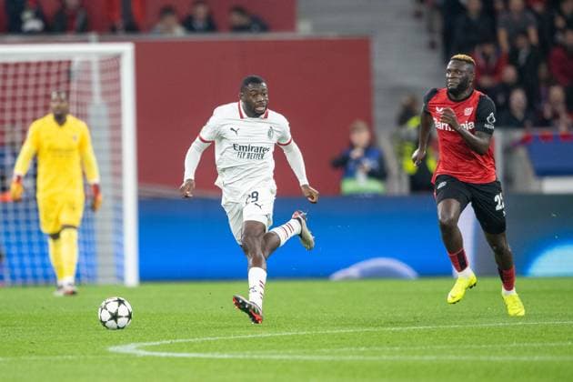01.10.2024, Fussball: UEFA Champions League, Saison 2024 2025, Spieltag 2, Bayer 04 Leverkusen - AC Mailand in der BayArena in Leverkusen. Sprintduell ziwschen Youssouf Fofana (AC Mailand, 29) und Victor Boniface (Bayer 04 Leverkusen, 22). Foto: Kirchner-Media TH Copyright: xKirchner-Media THx