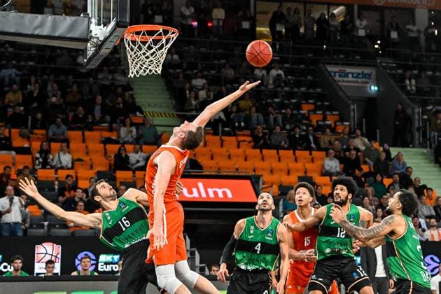 Sport Themen der Woche KW40 Sport Bilder des Tages GER, EuroCup, ratiopharm Ulm vs Joventut Badalona 01.10.2024, ratiopharm arena, Neu-Ulm, GER, EuroCup, ratiopharm Ulm vs Joventut Badalona, im Bild Guillem Vives (Badalona, 16), Philipp Herkenhoff (Ulm, 14) streckt sich nach dem Rebound, Pau Ribas (Badalona, 4), Isaiah Roby (Ulm, 15), Kaiser Evan Bray-Gates (Badalona, 12), Kassius Robertson (Badalona, 30) *** GER, EuroCup, ratiopharm Ulm vs Joventut Badalona 01 10 2024, ratiopharm arena, Neu Ulm, GER, EuroCup, ratiopharm Ulm vs Joventut Badalona, pictured Guillem Vives Badalona, 16 , Philipp Herkenhoff Ulm, 14 stretches for the rebound, Pau Ribas Badalona, 4 , Isaiah Roby Ulm, 15 , Kaiser Evan Bray Gates Badalona, 12 , Kassius Robertson Badalona, 30 nordphotoxGmbHx xHafner nph00200