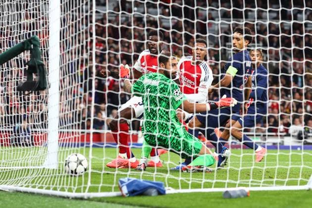 Arsenal v PSG 1 October 2024, London - UEFA Champion™s League Football - Arsenal v Paris Saint-Germain - Thomas Partey of Arsenal and Marquinhos of Paris Saint Germain watch the ball go past Paris Saint Germain goalkeeper Gianluigi Donnarumma for the second Arsenal goal scored by Bukayo Saka - Photo: Charlotte Wilson Offside. London UK Copyright: xCharlottexWilsonx xOffsidexOffside