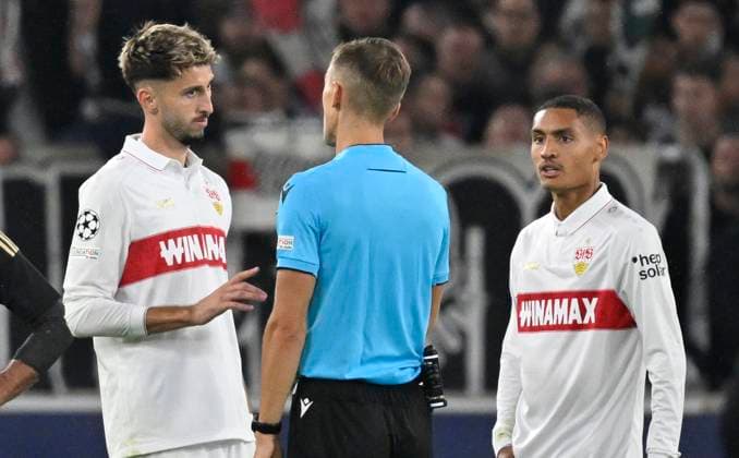 Atakan Karazor VfB Stuttgart (16) im Gespraech Diskussion mit Schiedsrichter Referee Manfredas Lukjancukas (LTU) Enzo Millot VfB Stuttgart (08) Champions League VfB Stuttgart vs AC Sparta Prag 01.10.2024 DFL REGULATIONS PROHIBIT ANY USE OF PHOTOGRAPHS AS IMAGE SEQUENCES AND OR QUASI-VIDEO VfB Stuttgart vs AC Sparta Prag