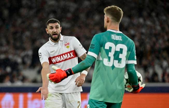 Jeff Chabot VfB Stuttgart (24) fordert Ball von Torwart Alexander Nuebel VfB Stuttgart (33) Champions League VfB Stuttgart vs AC Sparta Prag 01.10.2024 DFL REGULATIONS PROHIBIT ANY USE OF PHOTOGRAPHS AS IMAGE SEQUENCES AND OR QUASI-VIDEO VfB Stuttgart vs AC Sparta Prag