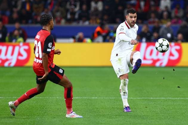 Theo Hernandez 19 (AC Milan) Amine Adli 21 (Bayer 04 Leverkusen) Bayer 04 Leverkusen vs. AC Mailand, Fussball, UEFA Champions League, 2. Spieltag, 01.10.2024 Foto: kolbert-press Ant Palmer BayArena NRW Deutschland