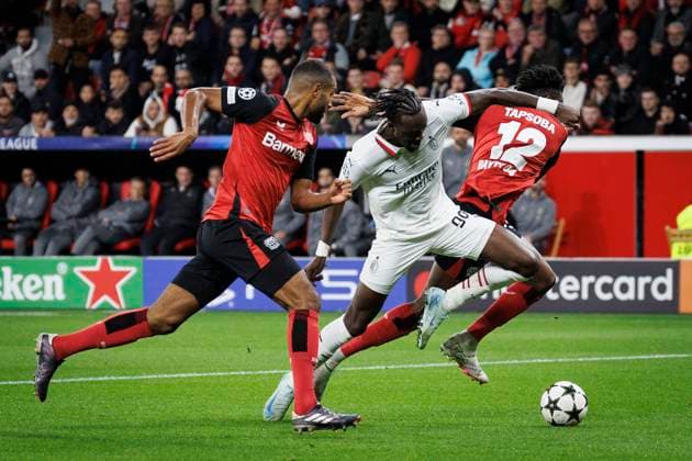 UEFA Champions League, Bayer 04 Leverkusen - AC Mailand; 01.10.2024 Tammy Abraham (AC Mailand, 90) kämpft im Strafraum gegen Jonathan Tah (Bayer 04 Leverkusen, 4) und Edmond Tapsoba (Bayer 04 Leverkusen, 12); UEFA Champions League, Bayer 04 Leverkusen - AC Mailand, Spieltag 2 am 01.10.2024 in der BayArena in Leverkusen. Copyright: xBEAUTIFULxSPORTS AxelxKohringx