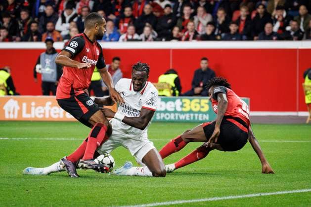 UEFA Champions League, Bayer 04 Leverkusen - AC Mailand; 01.10.2024 Tammy Abraham (AC Mailand, 90) kämpft im Strafraum gegen Jonathan Tah (Bayer 04 Leverkusen, 4) und Edmond Tapsoba (Bayer 04 Leverkusen, 12); UEFA Champions League, Bayer 04 Leverkusen - AC Mailand, Spieltag 2 am 01.10.2024 in der BayArena in Leverkusen. Copyright: xBEAUTIFULxSPORTS AxelxKohringx