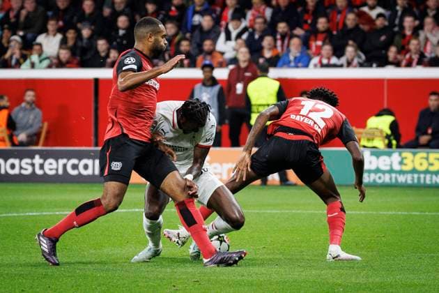 UEFA Champions League, Bayer 04 Leverkusen - AC Mailand; 01.10.2024 Tammy Abraham (AC Mailand, 90) kämpft im Strafraum gegen Jonathan Tah (Bayer 04 Leverkusen, 4) und Edmond Tapsoba (Bayer 04 Leverkusen, 12); UEFA Champions League, Bayer 04 Leverkusen - AC Mailand, Spieltag 2 am 01.10.2024 in der BayArena in Leverkusen. Copyright: xBEAUTIFULxSPORTS AxelxKohringx