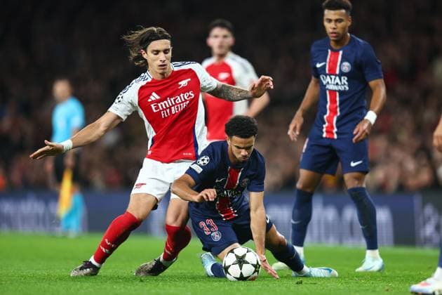 Arsenal v PSG 1 October 2024, London - UEFA Champion™s League Football - Arsenal v Paris Saint-Germain - Riccardo Calafiori of Arsenal and Warren Zaire-Emery of Paris Saint Germain - Photo: Charlotte Wilson Offside. London UK Copyright: xCharlottexWilsonx xOffsidexOffside