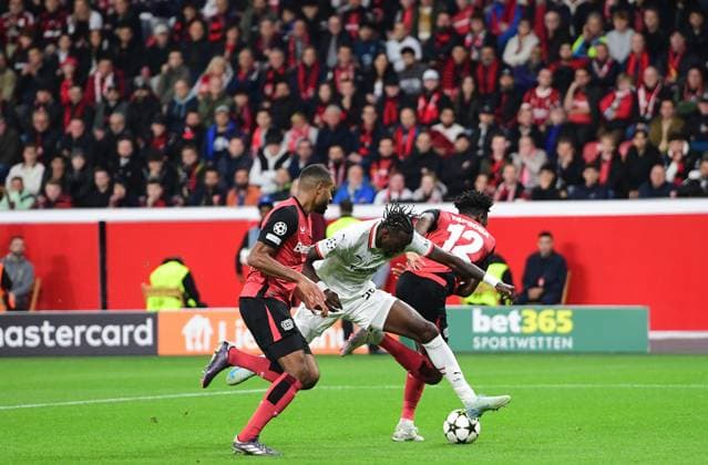 01.10.2024; Leverkusen; Fussball, Herren, UEFA Champions League,2. Spieltag, Saison 2024 2025, Bayer 04 Leverkusen vs. AC Mailand Tammy Abraham (Mailand, Mitte) versucht sich gegen Jonathan Tah (Leverkusen, li.) und Edmond Tapsoba (Leverkusen, re.) durchzusetzen DFL regulations prohibit any use of photographs as image sequences and or quasi-video. BayArena NRW Deutschland