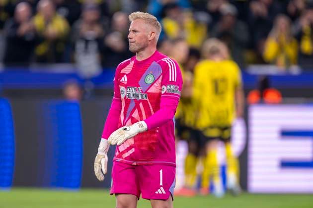 01.10.2024, Borussia Dortmund vs. Celtic Glasgow, UEFA Champions League, 2. Spieltag Celtics Torwart Kasper Schmeichel ärgert sich. Copyright: xDavidxInderliedx