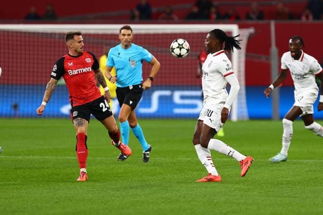 Rafael Leao 10 (AC Milan) im Zweikampf, Aktion, mit Aleix Garcia 24 (Bayer 04 Leverkusen) Bayer 04 Leverkusen vs. AC Mailand, Fussball, UEFA Champions League, 2. Spieltag, 01.10.2024 Foto: kolbert-press Ant Palmer BayArena NRW Deutschland