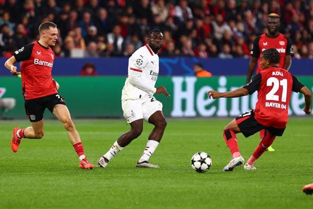 Youssouf Fofana 29 (AC Milan) im Zweikampf, Aktion, mit Amine Adli 21 (Bayer 04 Leverkusen) Bayer 04 Leverkusen vs. AC Mailand, Fussball, UEFA Champions League, 2. Spieltag, 01.10.2024 Foto: kolbert-press Ant Palmer BayArena NRW Deutschland