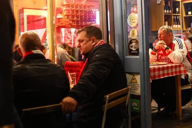 Arsenal v PSG 1 October 2024, London - UEFA Champion™s League Football - Arsenal v Paris Saint-Germain - Arsenal fans have some food before the match - Photo: Charlotte Wilson Offside. London UK Copyright: xCharlottexWilsonx xOffsidexOffside