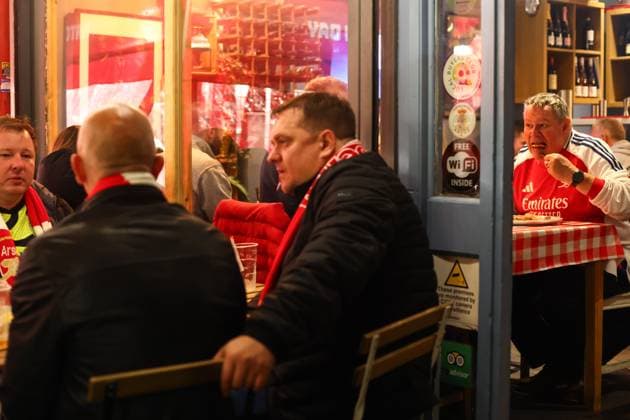 Arsenal v PSG 1 October 2024, London - UEFA Champion™s League Football - Arsenal v Paris Saint-Germain - Arsenal fans have some food before the match - Photo: Charlotte Wilson Offside. London UK Copyright: xCharlottexWilsonx xOffsidexOffside