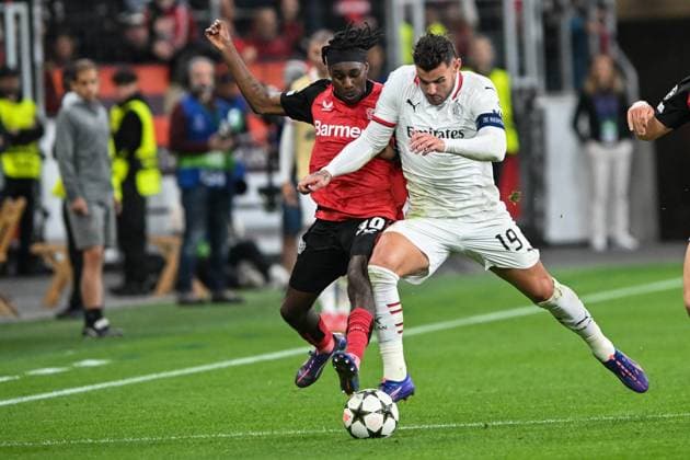 v. li. im Zweikampf Jeremie Frimpong (Leverkusen 30) Theo Hernandez (AC Milan 19) 01.10.2024 Fussball Champions League, Bayer Leverkusen vs AC Milan, BayArena, Leverkusen, NRW Germany