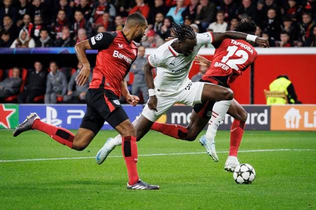 UEFA Champions League, Bayer 04 Leverkusen - AC Mailand; 01.10.2024 Tammy Abraham (AC Mailand, 90) kämpft im Strafraum gegen Jonathan Tah (Bayer 04 Leverkusen, 4) und Edmond Tapsoba (Bayer 04 Leverkusen, 12); UEFA Champions League, Bayer 04 Leverkusen - AC Mailand, Spieltag 2 am 01.10.2024 in der BayArena in Leverkusen. Copyright: xBEAUTIFULxSPORTS AxelxKohringx