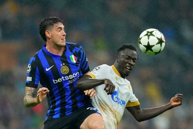 Inter Milan& x2019;s Alessandro Bastoni fight for the ball with Red Star s Silas during the Uefa Champions League soccer match between Inter and Fc Crvena at the San Siro Stadium in Milan, north Italy -Tuesday , October 1th , 2024. - Soccer .  Copyright: xSpada LaPressex