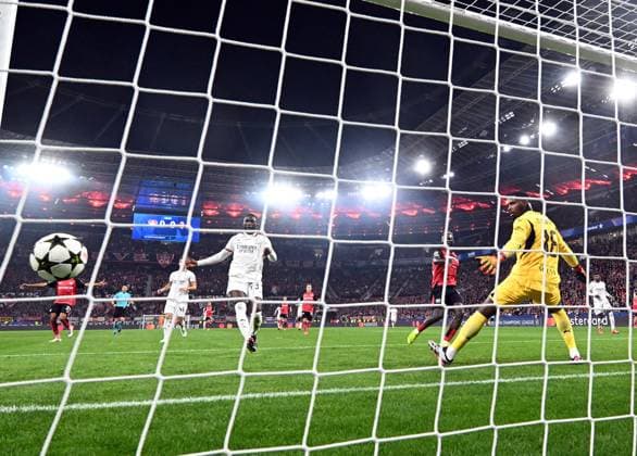 RECORD DATE NOT STATED 01.10.2024, xjhx, Fussball UEFA Champions League, Bayer 04 Leverkusen - AC Mailand emspor, v.l. Victor Boniface (Bayer Leverkusen), Mike Maignan (AC Mailand) abseitstor (UEFA REGULATIONS PROHIBIT ANY USE OF PHOTOGRAPHS as IMAGE SEQUENCES and or QUASI-VIDEO) Leverkusen