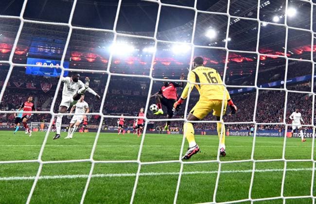 01.10.2024, xjhx, Fussball UEFA Champions League, Bayer 04 Leverkusen - AC Mailand emspor, v.l. Victor Boniface (Bayer Leverkusen), Mike Maignan (AC Mailand) abseitstor (UEFA REGULATIONS PROHIBIT ANY USE OF PHOTOGRAPHS as IMAGE SEQUENCES and or QUASI-VIDEO) Leverkusen
