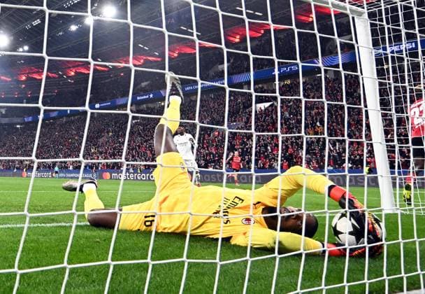 01.10.2024, xjhx, Fussball UEFA Champions League, Bayer 04 Leverkusen - AC Mailand emspor, v.l. Victor Boniface (Bayer Leverkusen), Mike Maignan (AC Mailand) abseitstor (UEFA REGULATIONS PROHIBIT ANY USE OF PHOTOGRAPHS as IMAGE SEQUENCES and or QUASI-VIDEO) Leverkusen