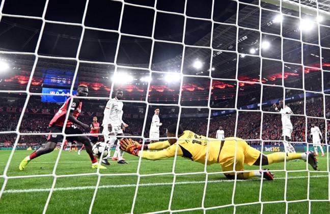 01.10.2024, xjhx, Fussball UEFA Champions League, Bayer 04 Leverkusen - AC Mailand emspor, v.l. Victor Boniface (Bayer Leverkusen), Mike Maignan (AC Mailand) (UEFA REGULATIONS PROHIBIT ANY USE OF PHOTOGRAPHS as IMAGE SEQUENCES and or QUASI-VIDEO) Leverkusen