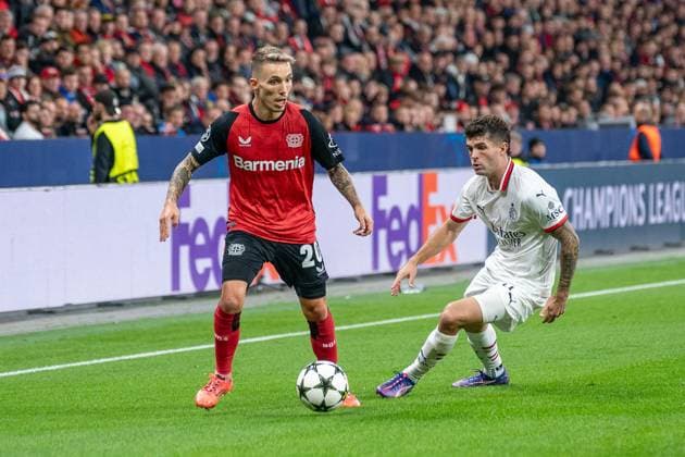 01.10.2024, Fussball: UEFA Champions League, Saison 2024 2025, Spieltag 2, Bayer 04 Leverkusen - AC Mailand in der BayArena in Leverkusen. Zweikampf zwischen Alejandro Grimaldo (Bayer 04 Leverkusen, 20) und Christian Pulisic (AC Mailand, 11). Foto: Kirchner-Media TH Copyright: xKirchner-Media THx