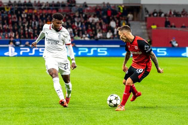 01.10.2024, Fussball: UEFA Champions League, Saison 2024 2025, Spieltag 2, Bayer 04 Leverkusen - AC Mailand in der BayArena in Leverkusen. Zweikampf zwischen Emerson (AC Mailand, 22) und Alejandro Grimaldo (Bayer 04 Leverkusen, 20). Foto: Kirchner-Media TH Copyright: xKirchner-Media THx