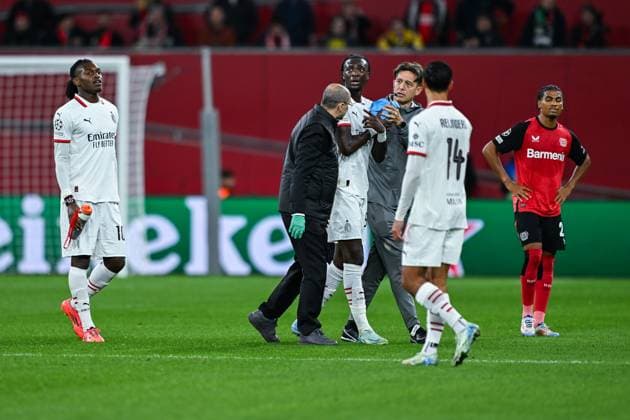 01.10.2024, Fussball, Champions League, 2. Spieltag, Saison 2024 2025, Bayer 04 Leverkusen - AC Mailand, Rafael Leao (AC Mailand), Tammy Abraham (AC Mailand) geht mit den Physiotherapeuten vom Platz. xRHR-FOTO TKx Copyright: RHR-FOTOx RHR-FOTO TK