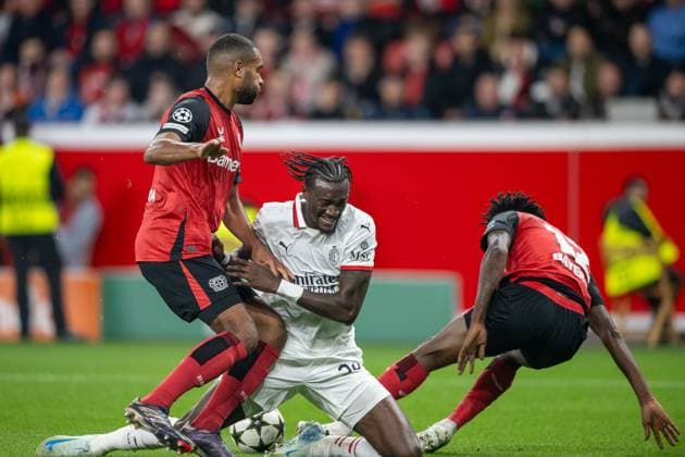01.10.2024, Fussball: UEFA Champions League, Saison 2024 2025, Spieltag 2, Bayer 04 Leverkusen - AC Mailand in der BayArena in Leverkusen. Zweikampf zwischen Jonathan Tah (Bayer 04 Leverkusen, 04), Tammy Abraham (AC Mailand, 90) und Edmond Tapsoba (Bayer 04 Leverkusen, 12). Foto: Kirchner-Media TH Copyright: xKirchner-Media THx