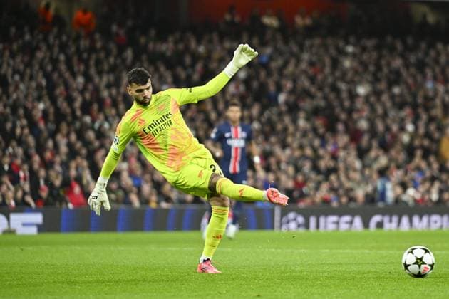 LONDON, ENGLAND - OCTOBER 1: Goalkeeper David Raya of Arsenal passes the ball during the UEFA Champions League 2024 25 League Phase MD2 match between Arsenal FC and Paris Saint-Germain at Emirates Stadium on October 1, 2024 in London, England. FOOTBALL : Arsenal Vs Paris Saint-Germain - Ligue des Champions - 01 10 2024 LiamAmsan Panoramic 