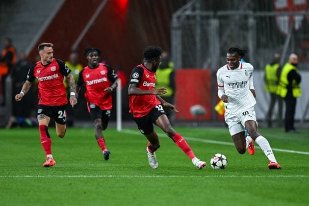 01.10.2024, Fussball, Champions League, 2. Spieltag, Saison 2024 2025, Bayer 04 Leverkusen - AC Mailand, Edmond Tapsoba (Bayer Leverkusen), Rafael Leao (AC Mailand) xRHR-FOTO TKx Copyright: RHR-FOTOx RHR-FOTO TK