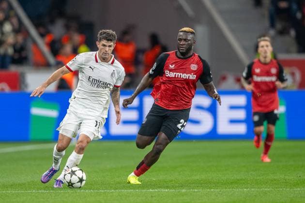 01.10.2024, Fussball: UEFA Champions League, Saison 2024 2025, Spieltag 2, Bayer 04 Leverkusen - AC Mailand in der BayArena in Leverkusen. Zweikampf zwischen Christian Pulisic (AC Mailand, 11) und Victor Boniface (Bayer 04 Leverkusen, 22). Foto: Kirchner-Media TH Copyright: xKirchner-Media THx