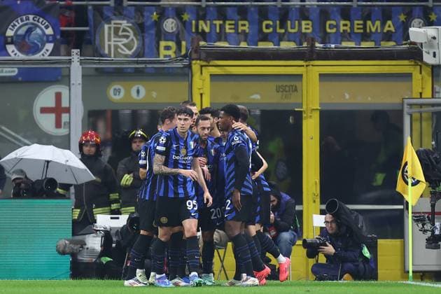 Hakan Calhanoglu (Fc Internazionale) celebrates after scoring his team s first goal with team mates, UEFA Champions League 2024 25 League Phase MD2, FC Internazionale Milano v FK Crvena Zvezda, Stadio Giuseppe Meazza (San Siro), October 1, 2024, Milan, Italy.