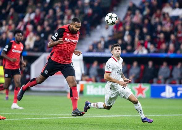 Leverkusen, Bayarena, 01.10.2024: Jonathan Tah of Leverkusen with a header during Champions League Spiel Bayer 04 Leverkusen vs. AC Mailand.