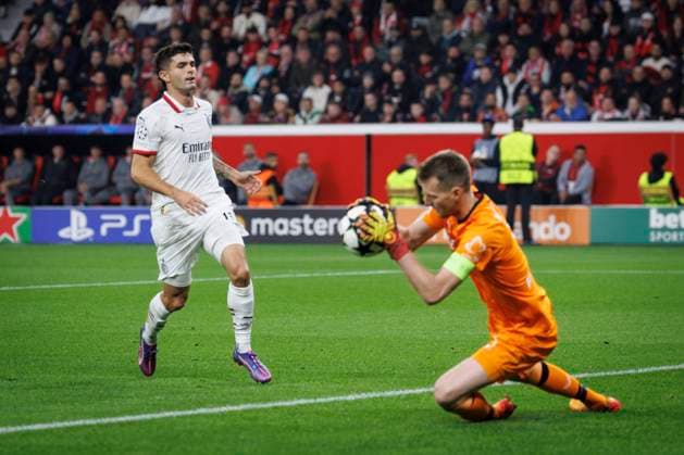 UEFA Champions League, Bayer 04 Leverkusen - AC Mailand; 01.10.2024 Lukas Hradecky (Bayer 04 Leverkusen, 1) rettet vor Christian Pulisic (AC Mailand, 11); UEFA Champions League, Bayer 04 Leverkusen - AC Mailand, Spieltag 2 am 01.10.2024 in der BayArena in Leverkusen. Copyright: xBEAUTIFULxSPORTS AxelxKohringx