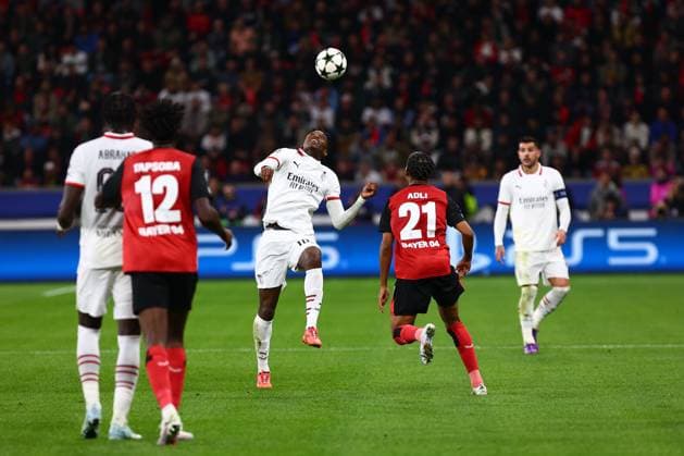 Rafael Leao 10 (AC Milan) im Zweikampf, Aktion, mit Amine Adli 21 (Bayer 04 Leverkusen) Bayer 04 Leverkusen vs. AC Mailand, Fussball, UEFA Champions League, 2. Spieltag, 01.10.2024 Foto: kolbert-press Ant Palmer BayArena NRW Deutschland