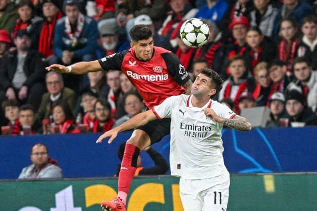 Kopfball Kopfballduell Piero Hincapie (Leverkusen 3) Christian Pulisic (AC Milan 11) 01.10.2024 Fussball Champions League, Bayer Leverkusen vs AC Milan, BayArena, Leverkusen, NRW Germany
