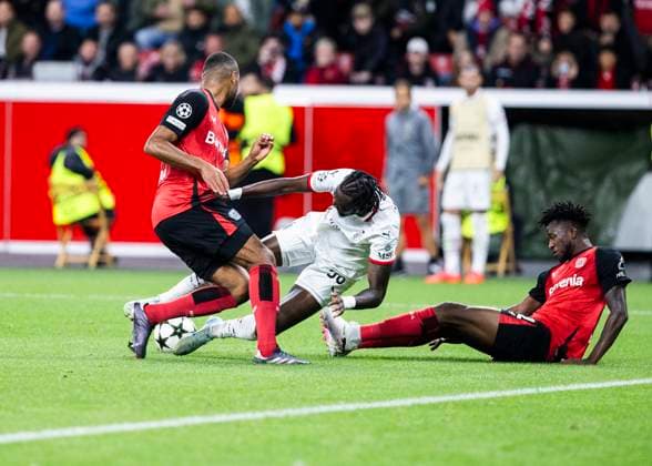 Leverkusen, Bayarena, 01.10.2024: Jonathan Tah of Leverkusen (L) and Edmond Tapsoba of Leverkusen challenge Tammy Abraham of Mailand during Champions League Spiel Bayer 04 Leverkusen vs. AC Mailand.
