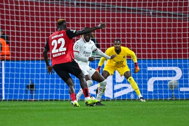 01.10.2024, Fussball, Champions League, 2. Spieltag, Saison 2024 2025, Bayer 04 Leverkusen - AC Mailand, Victor Boniface (Bayer Leverkusen), Fikayo Tomori (AC Mailand) xRHR-FOTO TKx Copyright: RHR-FOTOx RHR-FOTO TK