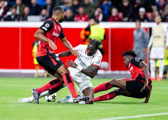 Leverkusen, Bayarena, 01.10.2024: Jonathan Tah of Leverkusen (L) and Edmond Tapsoba of Leverkusen challenge Tammy Abraham of Mailand during Champions League Spiel Bayer 04 Leverkusen vs. AC Mailand.