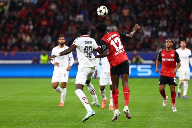 Tammy Abraham 90 (AC Milan) im Zweikampf, Aktion, mit Edmond Tapsoba 12 (Bayer 04 Leverkusen) Bayer 04 Leverkusen vs. AC Mailand, Fussball, UEFA Champions League, 2. Spieltag, 01.10.2024 Foto: kolbert-press Ant Palmer BayArena NRW Deutschland