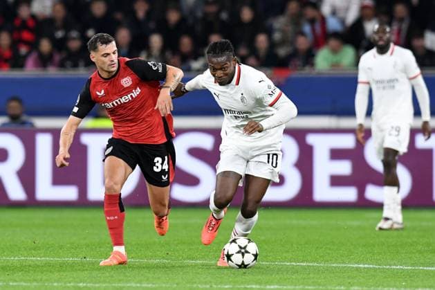 Granit Xhaka ( Bayer 04 Leverkusen ) im Zweikampf mit Rafael Leao (AC Mailand ). GER, Bayer 04 Leverkusen vs AC Mailand, Fussball, UEFA Champions League, 2. Spieltag, Spielzeit 2024 2025, 01.10.2024 GER, Bayer 04 Leverkusen vs AC Mailand, Fussball, UEFA Champions League, 2. Spieltag, Spielzeit 2024 2025, 01.10.2024 Leverkusen Copyright: xEibner-Pressefoto ThomasxThienelx EP_TTL