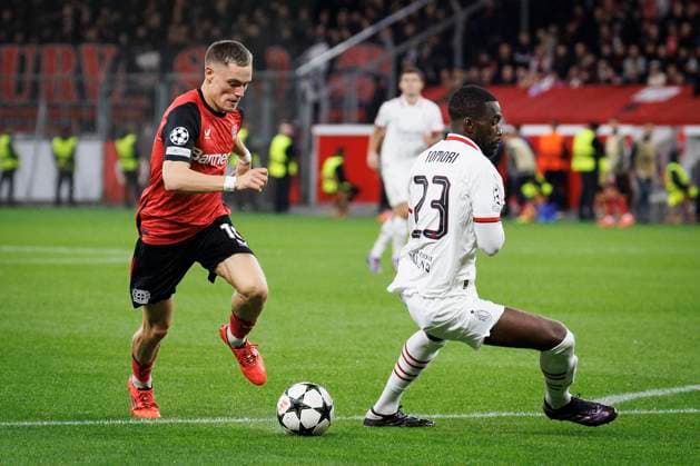 UEFA Champions League, Bayer 04 Leverkusen - AC Mailand; 01.10.2024 Florian Wirtz (Bayer 04 Leverkusen, 10) tanzt Fikayo Tomori (AC Mailand, 23) an der Strafraumgrenze aus; UEFA Champions League, Bayer 04 Leverkusen - AC Mailand, Spieltag 2 am 01.10.2024 in der BayArena in Leverkusen. Copyright: xBEAUTIFULxSPORTS AxelxKohringx