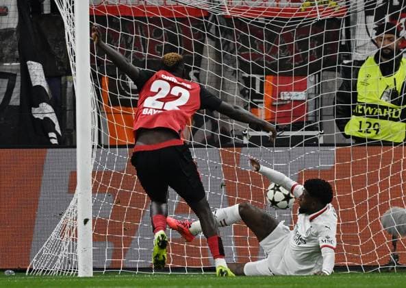 01.10.2024, xjhx, Fussball UEFA Champions League, Bayer 04 Leverkusen - AC Mailand emspor, v.l. Victor Boniface (Bayer Leverkusen), Emerson Royal (AC Mailand) Goal scored, erziehlt das Tor zum 1:0 (UEFA REGULATIONS PROHIBIT ANY USE OF PHOTOGRAPHS as IMAGE SEQUENCES and or QUASI-VIDEO) Leverkusen